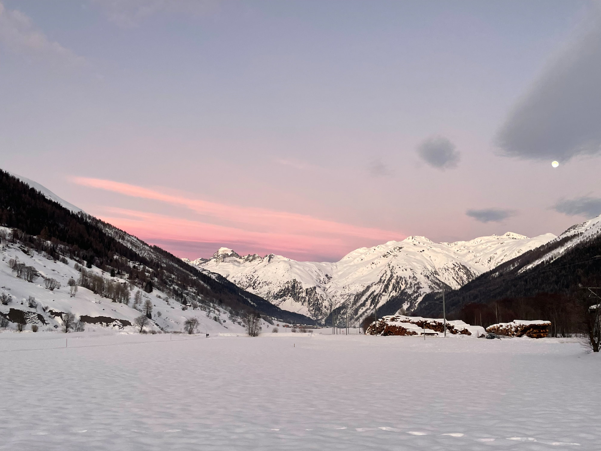 Verschneites Tal im Abendlicht